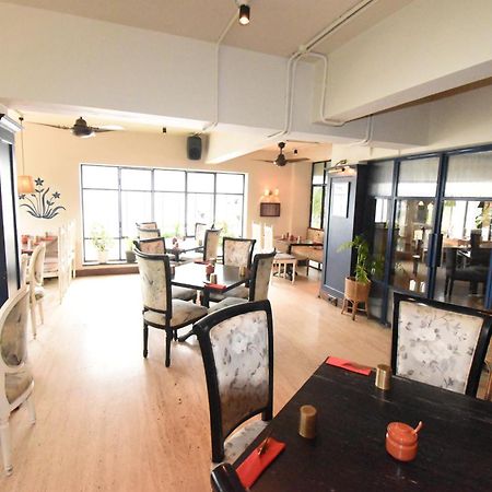 Kings International Juhu Hotel Мумбай Екстериор снимка