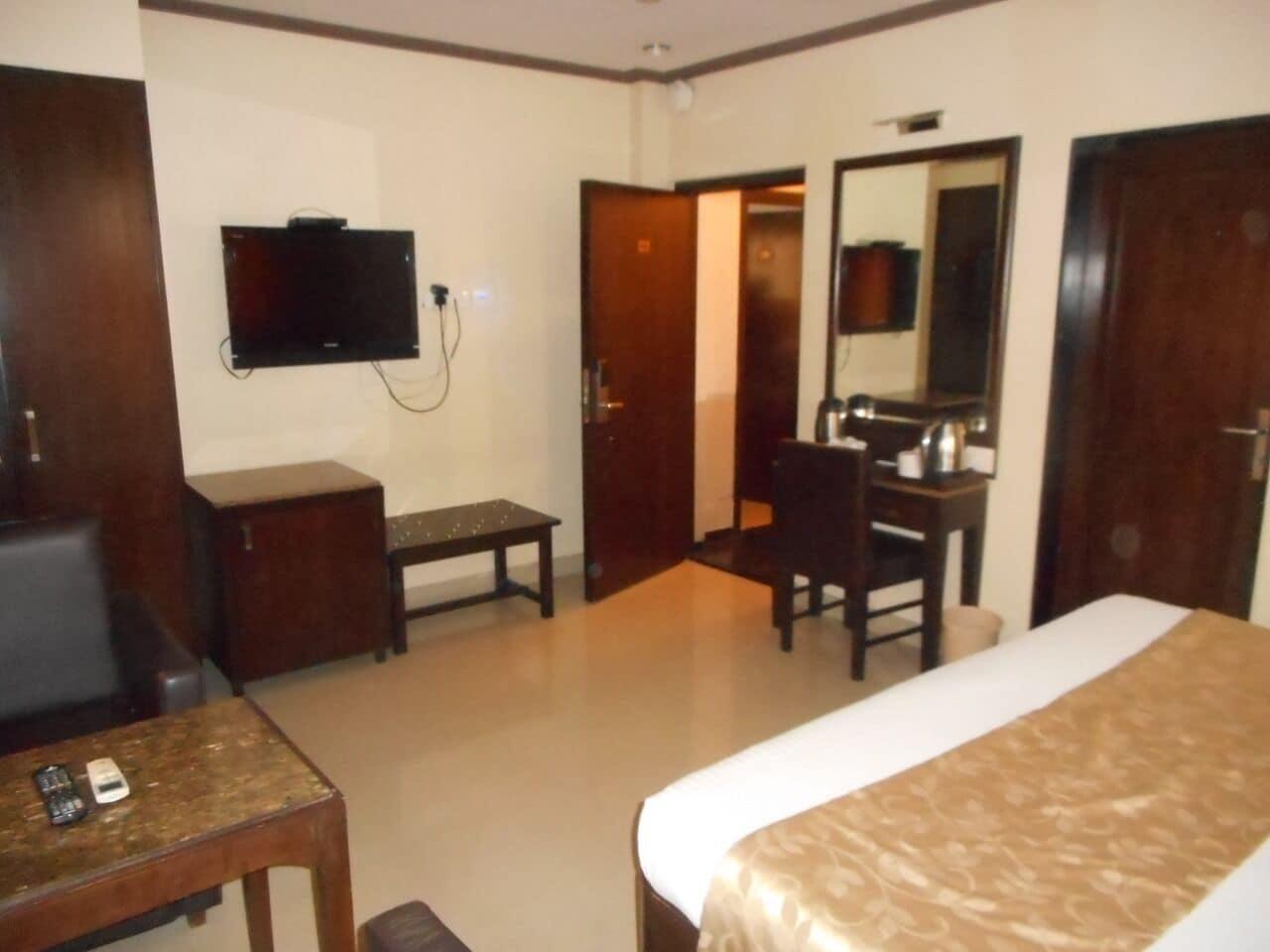 Kings International Juhu Hotel Мумбай Екстериор снимка