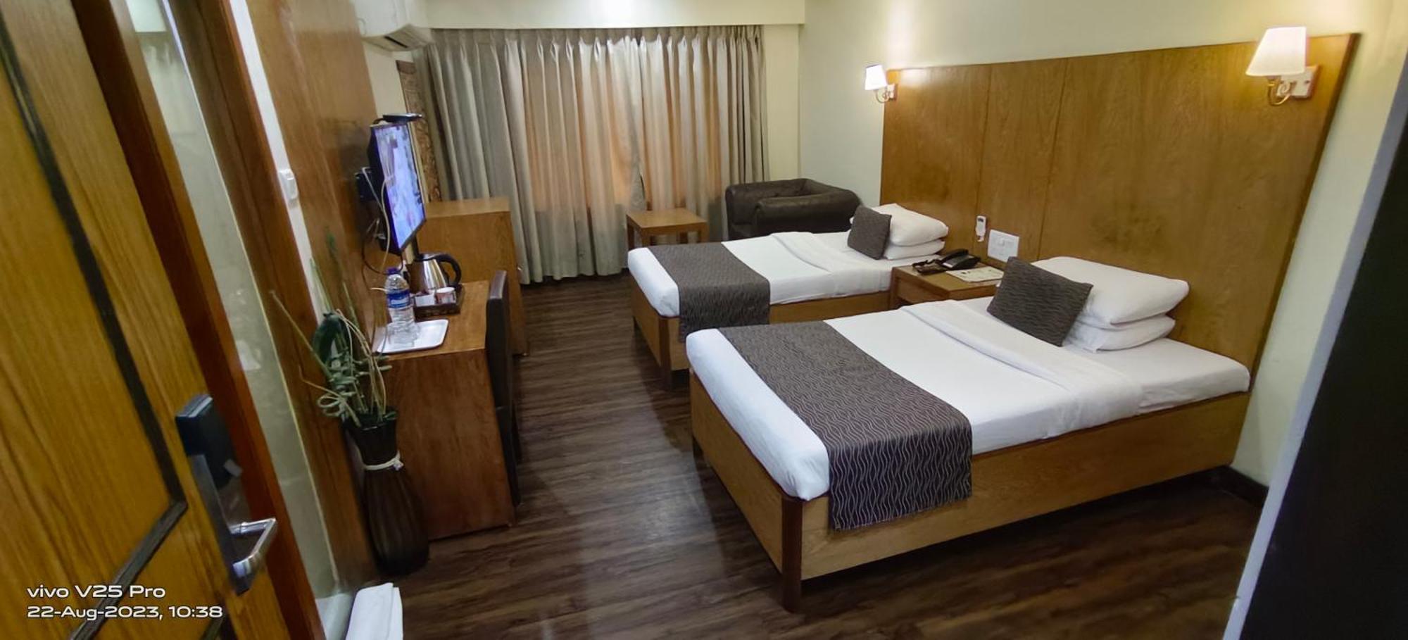 Kings International Juhu Hotel Мумбай Екстериор снимка