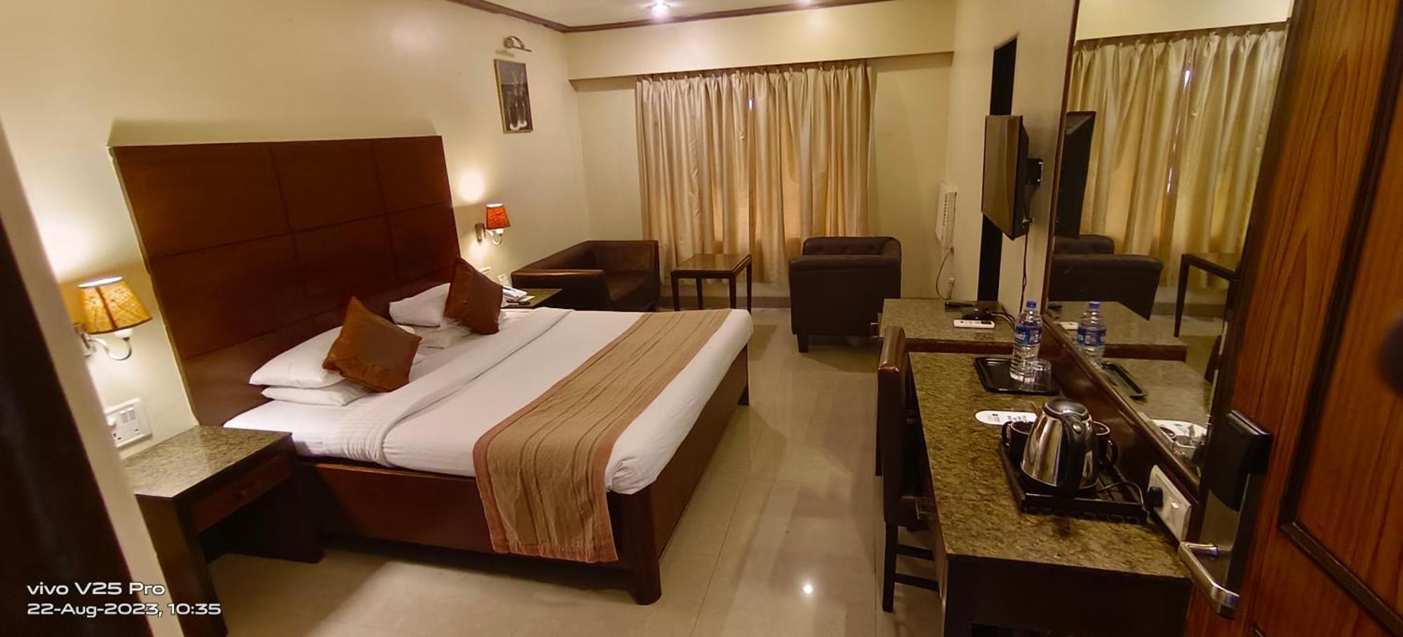 Kings International Juhu Hotel Мумбай Екстериор снимка