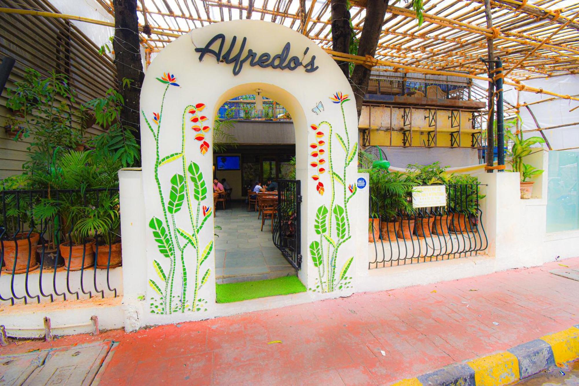 Kings International Juhu Hotel Мумбай Екстериор снимка