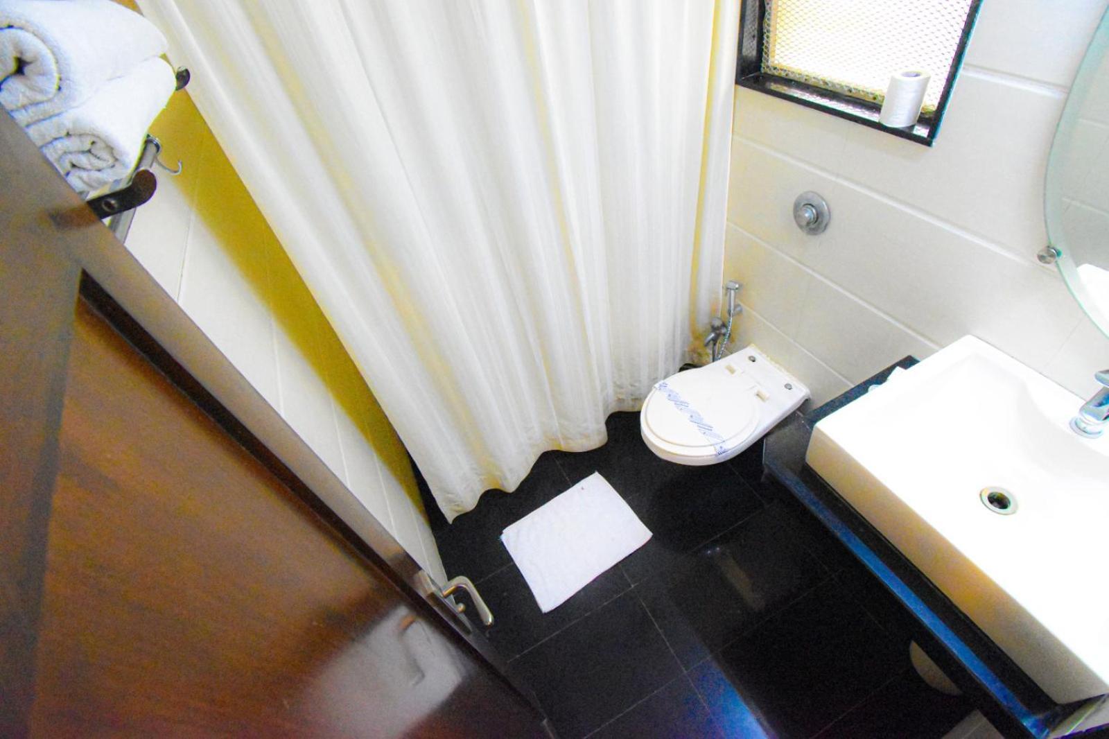 Kings International Juhu Hotel Мумбай Екстериор снимка