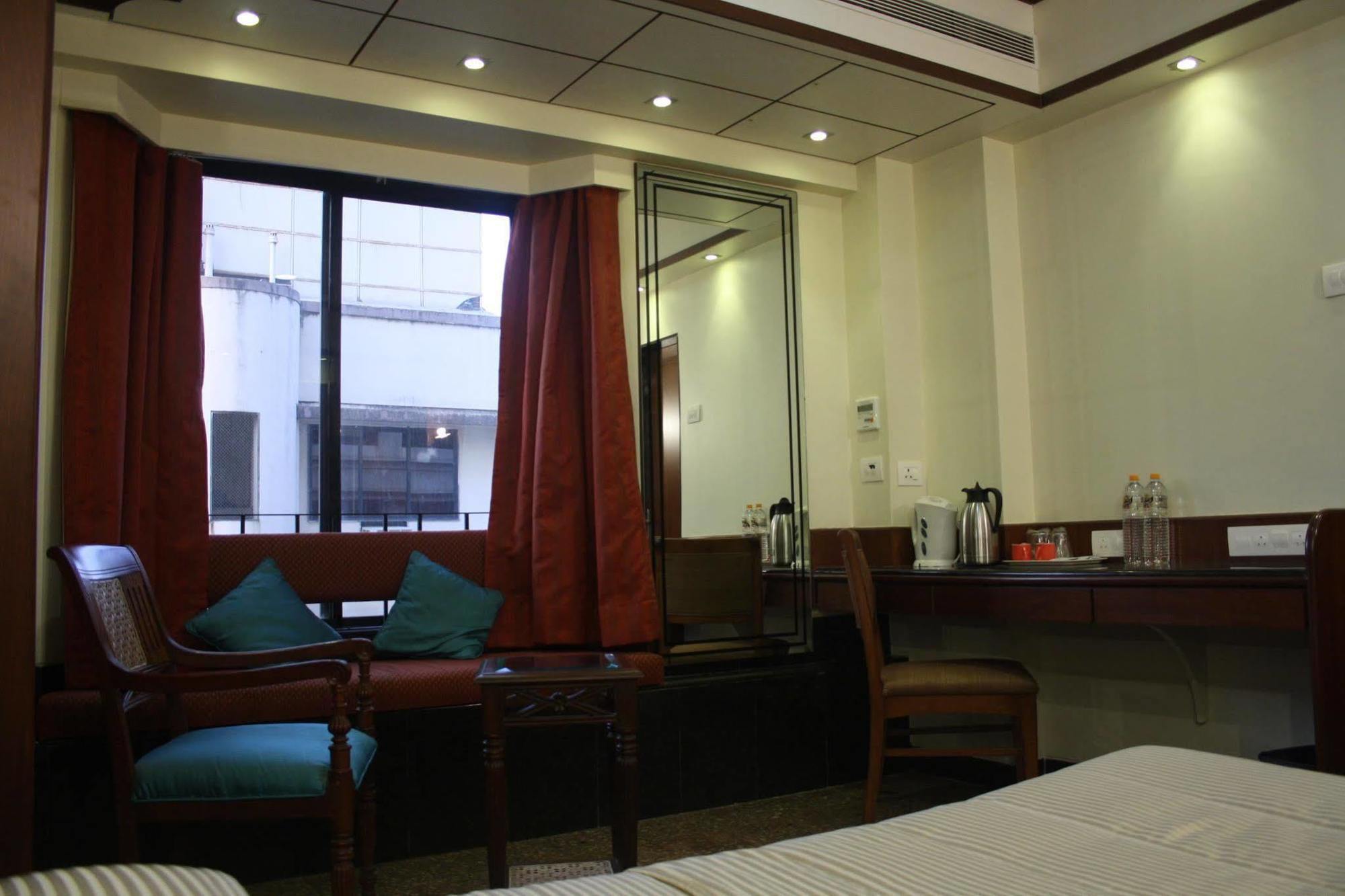 Kings International Juhu Hotel Мумбай Екстериор снимка