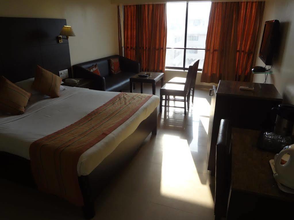 Kings International Juhu Hotel Мумбай Екстериор снимка