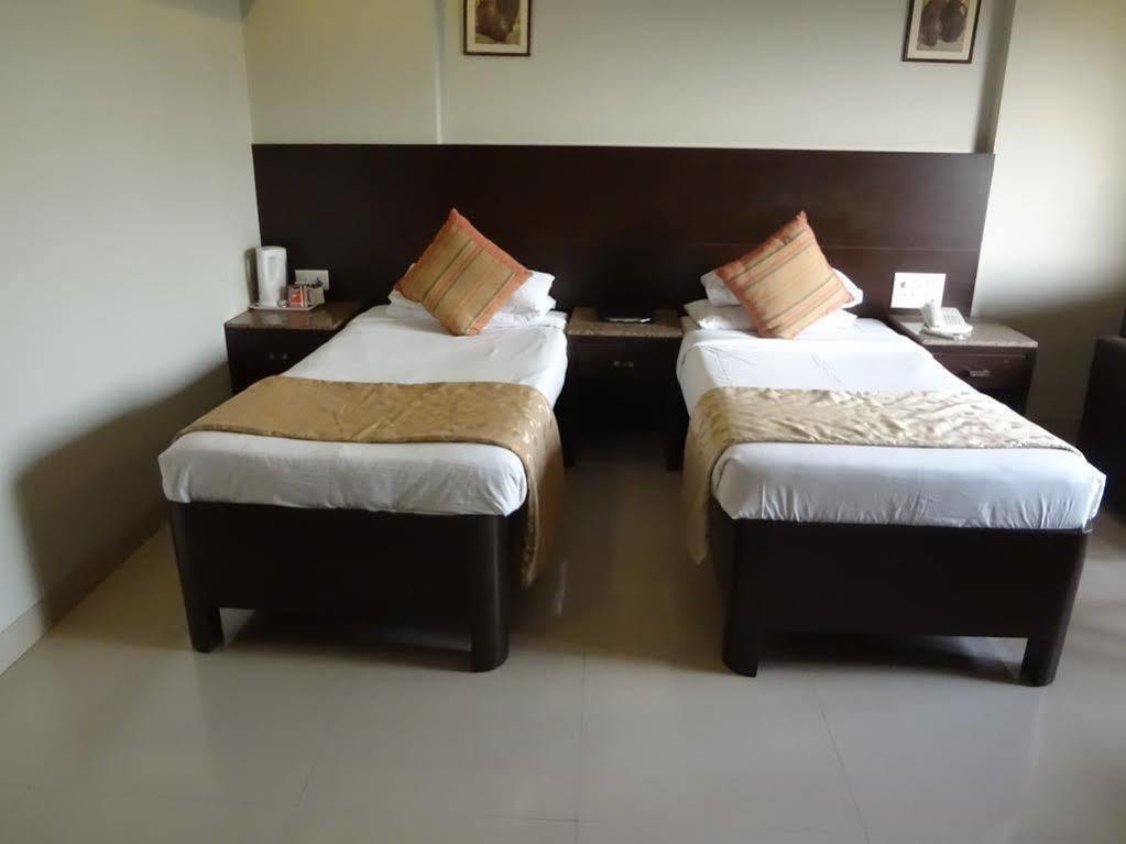 Kings International Juhu Hotel Мумбай Екстериор снимка